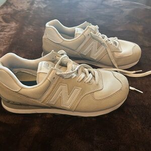 Women’s cream, new balance sneakers